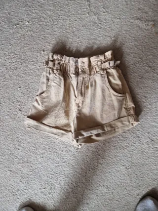 Shorts beige de pana con cinturón