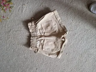 Shorts beige de pana con cinturón
