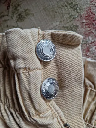 Shorts beige de pana con cinturón