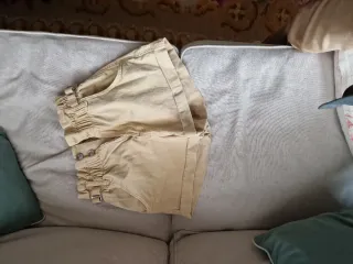 Shorts beige de pana con cinturón