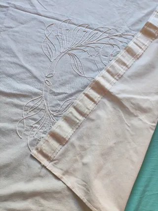 Cortinas de tela blancas con bordado