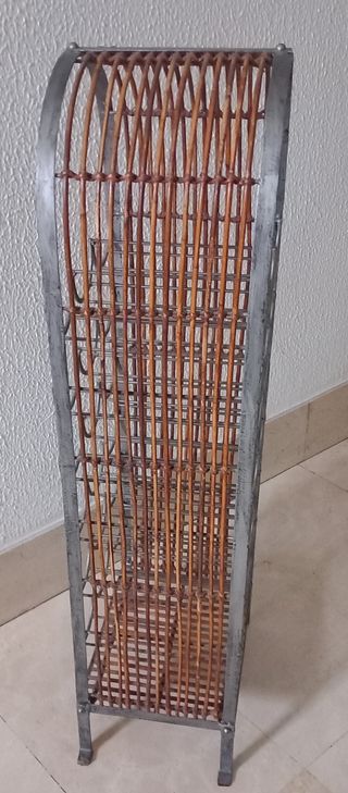 Botellero de diseño de Metal y Mimbre