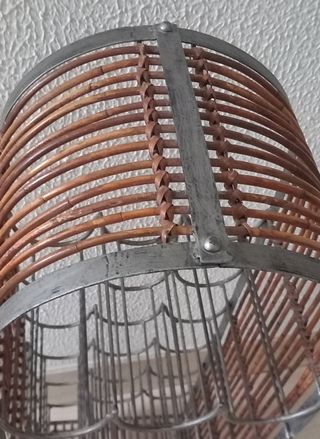 Botellero de diseño de Metal y Mimbre