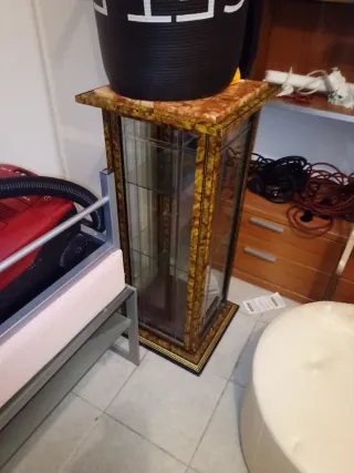 Mueble vitrina cristal y mármol