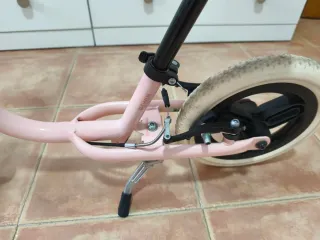 Bici sin pedales Btwin con freno y caballete