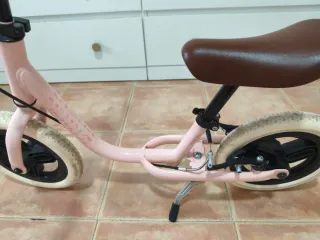 Bici sin pedales Btwin con freno y caballete