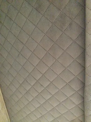 Baúl de tela gris con diseño acolchado