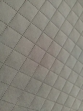 Baúl de tela gris con diseño acolchado