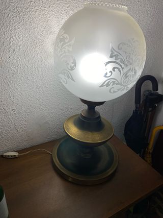 Lámpara de mesa antigua dorada y blanca