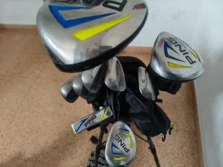Bolsa de golf PING con palos