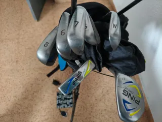 Bolsa de golf PING con palos