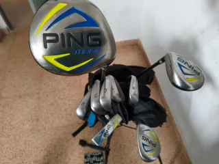 Bolsa de golf PING con palos