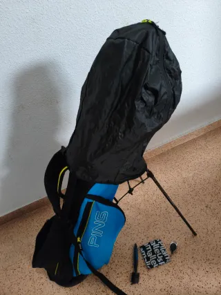 Bolsa de golf PING con palos