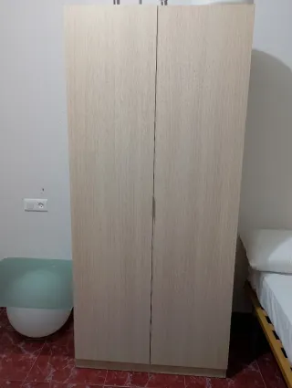 2 armarios de madera color beige,40 euros cada uno