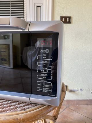 Forno a microonde De Longhi con comandi digitali