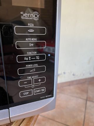 Forno a microonde De Longhi con comandi digitali