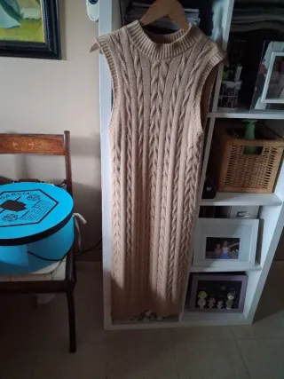 Vestido de punto beige sin mangas y abrigo.