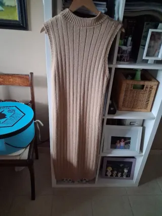 Vestido de punto beige sin mangas y abrigo.