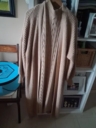 Vestido de punto beige sin mangas y abrigo.