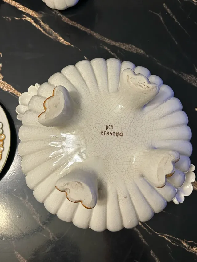 Zuppiera antica decorata a mano