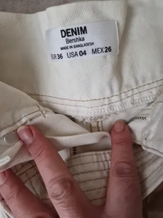 Shorts blanco roto con cinturón