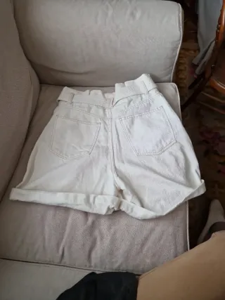 Shorts blanco roto con cinturón