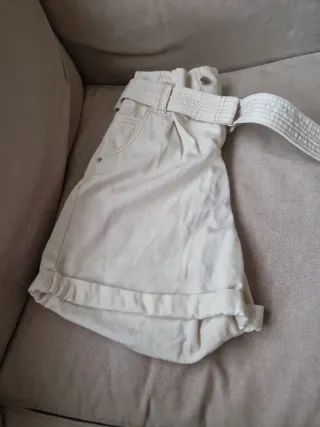 Shorts blanco roto con cinturón