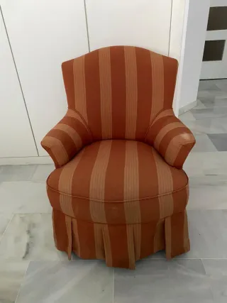 Butaca descalzadora alegre tapizada