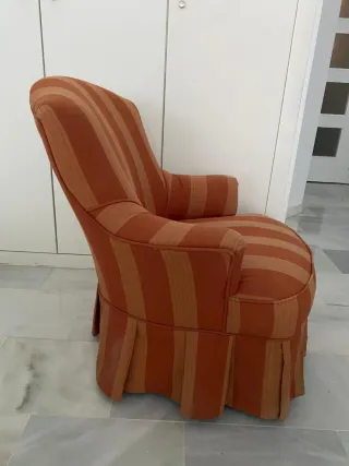 Butaca descalzadora alegre tapizada
