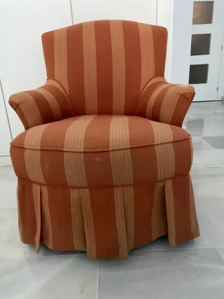 Butaca descalzadora alegre tapizada
