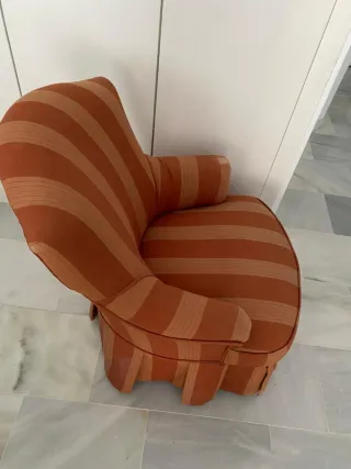 Butaca descalzadora alegre tapizada