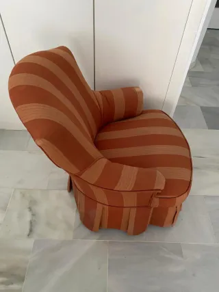 Butaca descalzadora alegre tapizada