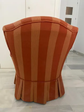 Butaca descalzadora alegre tapizada