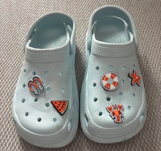 Zuecos azules con adornos