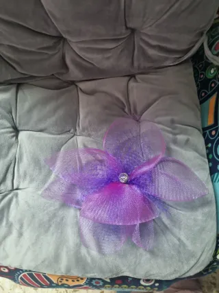 Adorno de red con plumas morado