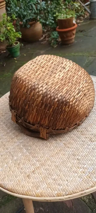 Cesta de mimbre con asas de madera