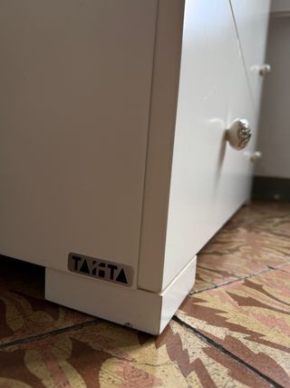 Cómoda blanca de madera