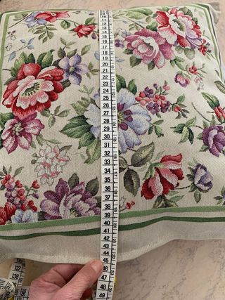 Cuscino floreale in tessuto gobelin fatto a mano