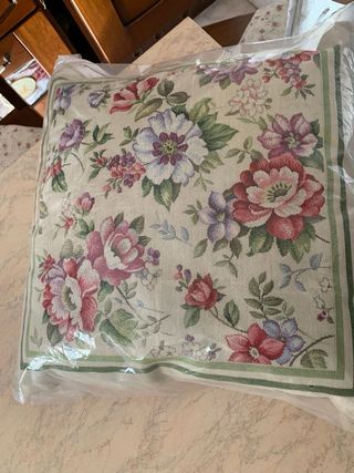 Cuscino floreale in tessuto gobelin fatto a mano