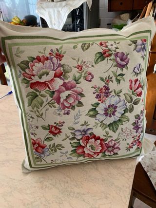 Cuscino floreale in tessuto gobelin fatto a mano
