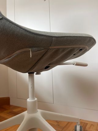 Silla de oficina ergonómica gris y blanca