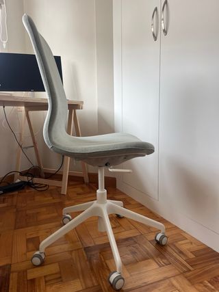 Silla de oficina ergonómica gris y blanca
