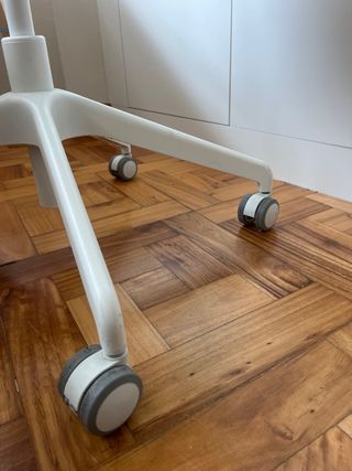 Silla de oficina ergonómica gris y blanca