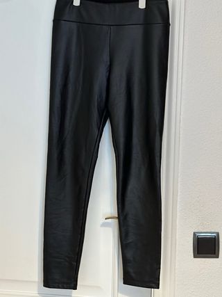 Pantalón y top negros