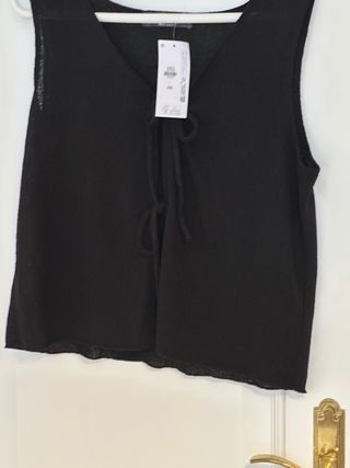 Pantalón y top negros