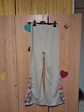 Pantalones beige con bordado floral