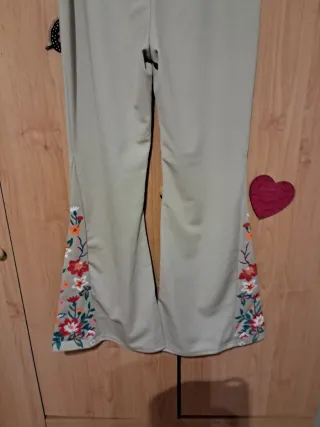 Pantalones beige con bordado floral