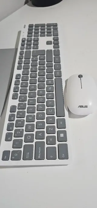 Ordenador ASUS Plata y Blanco