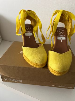 Zapatos Viguera amarillos de cuña