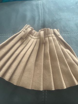 Gonna bimba a pieghe color cammello